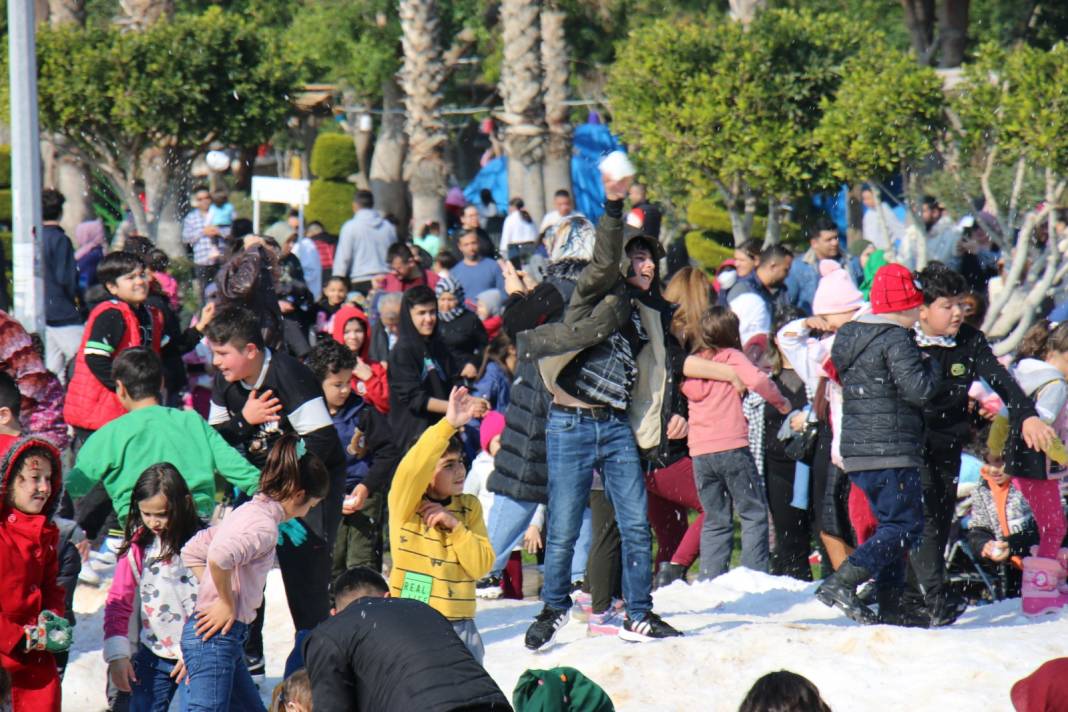 Mersin Sahiline Kamyonlarla Taşıdılar. Birkaç Saat Demeyip Şenlik Düzenlediler 8